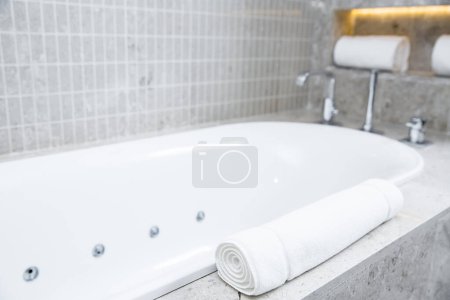Téléchargez les photos : Salle de bain intérieure avec baignoire moderne - en image libre de droit