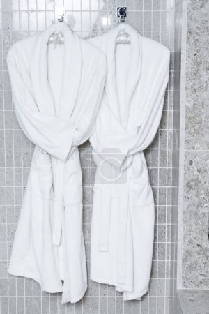 Téléchargez les photos : Salle de bain avec peignoirs blancs - en image libre de droit