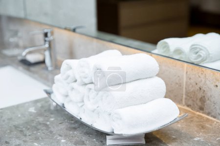 Téléchargez les photos : Pile de serviettes dans la salle de bain - en image libre de droit