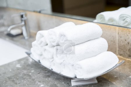 Téléchargez les photos : Pile de serviettes dans la salle de bain - en image libre de droit