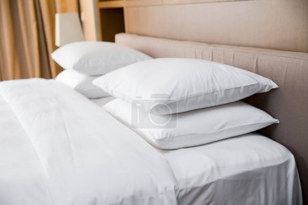 Foto de Almohadas blancas en una cama - Imagen libre de derechos