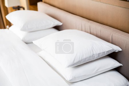 Foto de Almohadas blancas en una cama - Imagen libre de derechos