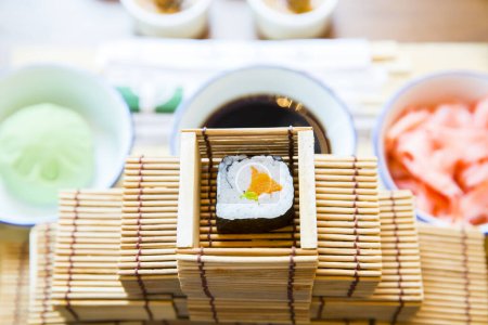 Téléchargez les photos : Rouleau de sushi japonais sur plaque de bois - en image libre de droit