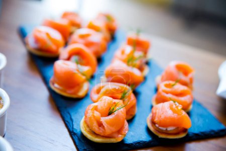 Téléchargez les photos : Canapés de saumon frais sur la table - en image libre de droit