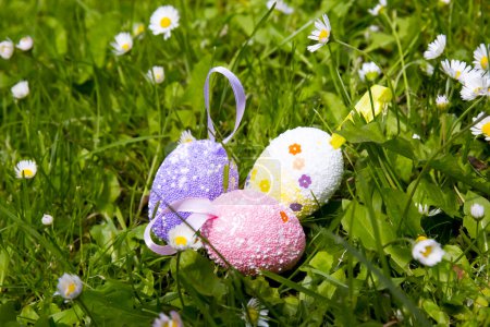 Foto de Coloridos huevos de Pascua en el prado - Imagen libre de derechos