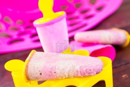 Téléchargez les photos : Popsicles maison dans des moules sur la table - en image libre de droit