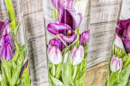 Téléchargez les photos : Décoration de fleurs sur fond en bois - en image libre de droit