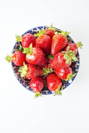 Foto de Fresas frescas en un tazón sobre blanco - Imagen libre de derechos