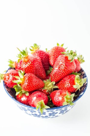 Foto de Fresas frescas en un tazón sobre blanco - Imagen libre de derechos