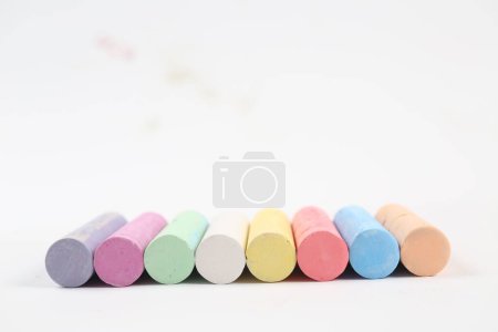 Foto de Tiza de colores sobre fondo blanco - Imagen libre de derechos