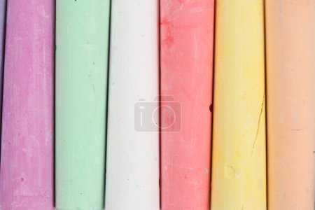 Téléchargez les photos : Craies colorées sur fond blanc - en image libre de droit