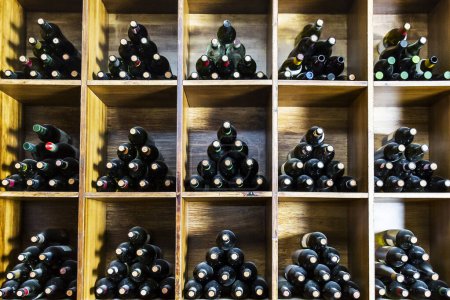 Téléchargez les photos : Bouteilles de vin empilées sur des étagères - en image libre de droit