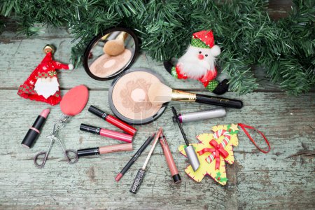 Téléchargez les photos : Divers produits de maquillage avec décoration de Noël - en image libre de droit