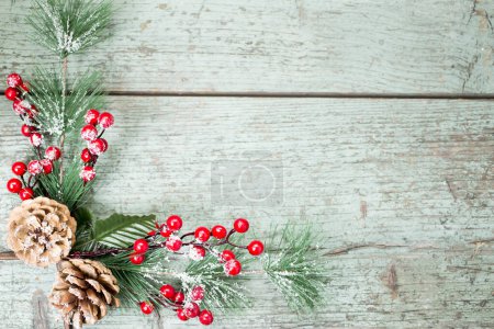 Téléchargez les photos : Décoration de Noël de gui, houx aux baies, lierre et cônes de pin - en image libre de droit