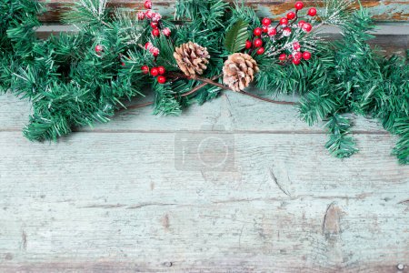 Téléchargez les photos : Décoration de Noël de gui, houx aux baies, lierre et cônes de pin - en image libre de droit