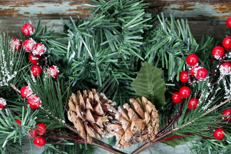 Foto de Decoración navideña de muérdago, acebo con bayas, hiedra y piñas - Imagen libre de derechos