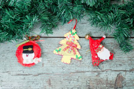 Téléchargez les photos : Décorations d'arbre de Noël sur fond en bois - en image libre de droit