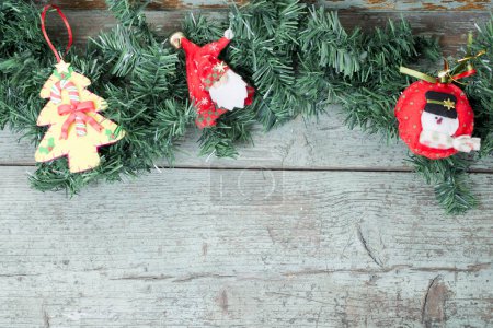 Téléchargez les photos : Décorations d'arbre de Noël sur fond en bois - en image libre de droit