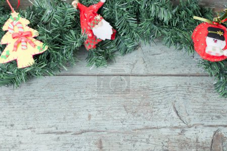 Foto de Decoraciones del árbol de Navidad sobre fondo de madera - Imagen libre de derechos