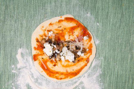 Téléchargez les photos : Pâte à pizza avec ingrédients et sauce tomate - en image libre de droit