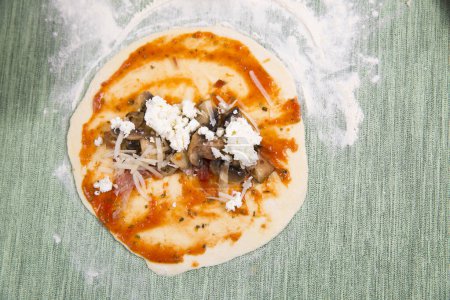 Téléchargez les photos : Pâte à pizza avec ingrédients et sauce tomate - en image libre de droit