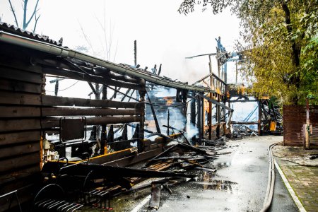 Foto de Vista de un edificio abandonado tras un incendio - Imagen libre de derechos