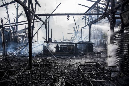 Téléchargez les photos : Vue d'un bâtiment désert coulé après un incendie - en image libre de droit