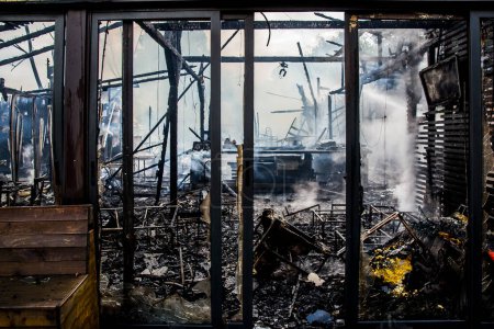 Téléchargez les photos : Vue d'un bâtiment désert coulé après un incendie - en image libre de droit