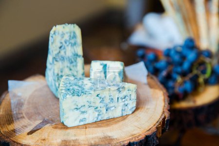 Foto de Queso azul sobre mesa de madera - Imagen libre de derechos