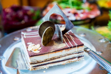 Téléchargez les photos : Délicieux gâteau au chocolat sucré sur assiette - en image libre de droit