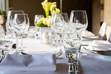 Téléchargez les photos : Table de service préparée pour la fête de l'événement ou mariage - en image libre de droit