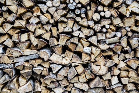 Téléchargez les photos : Pile de bois de chauffage haché préparée pour l'hiver - en image libre de droit