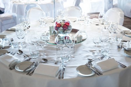 Téléchargez les photos : Table de service préparée pour la fête de l'événement ou mariage - en image libre de droit