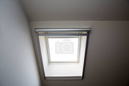 Téléchargez les photos : Fenêtre toit en pente de la maison - en image libre de droit