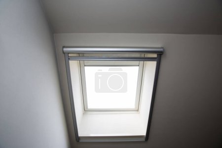 Téléchargez les photos : Fenêtre toit en pente de la maison - en image libre de droit