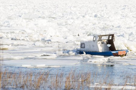 Foto de Barco atrapado en el hielo en el río Danubio congelado - Imagen libre de derechos