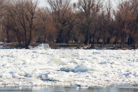 Foto de Barco atrapado en el hielo en el río Danubio congelado - Imagen libre de derechos