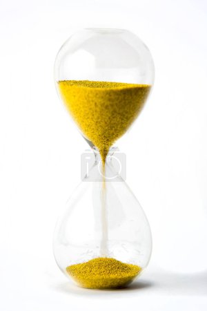 Foto de Reloj de arena con cuentas de oro sobre fondo blanco - Imagen libre de derechos