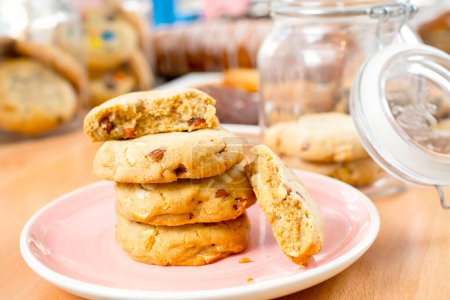 Foto de Galletas caseras deliciosas biscotti con almendras en la mesa - Imagen libre de derechos