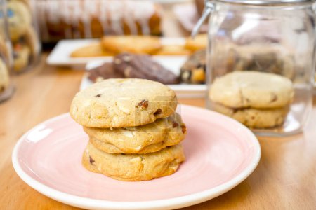 Foto de Galletas caseras deliciosas biscotti con almendras en la mesa - Imagen libre de derechos