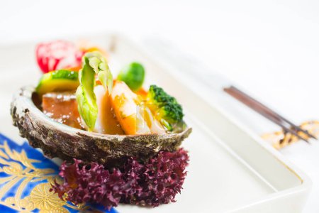 Foto de Ostra asiática fresca en cáscara con camarones marinados y verduras - Imagen libre de derechos