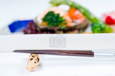 Foto de Ostra asiática fresca en cáscara con camarones marinados y verduras - Imagen libre de derechos