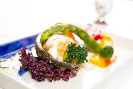 Téléchargez les photos : Huître asiatique fraîche en coquille avec crevettes et légumes marinés - en image libre de droit