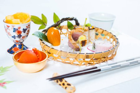 Téléchargez les photos : Cuisine japonaise - apéritif sur assiette - en image libre de droit