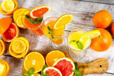 Foto de Zumos de naranja, limón y pomelo recién exprimidos - Imagen libre de derechos