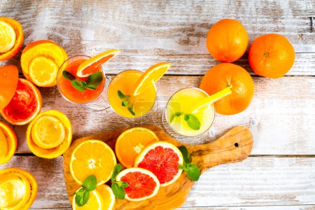Téléchargez les photos : Jus d'orange, de citron et de pamplemousse fraîchement pressés - en image libre de droit