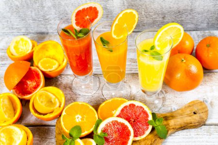 Téléchargez les photos : Jus d'orange, de citron et de pamplemousse fraîchement pressés - en image libre de droit