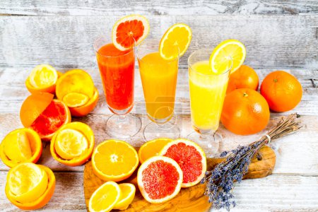 Foto de Zumos de naranja, limón y pomelo recién exprimidos - Imagen libre de derechos