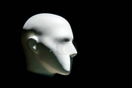 Téléchargez les photos : Mannequin visage avec éclairage lunatique sur fond sombre - en image libre de droit