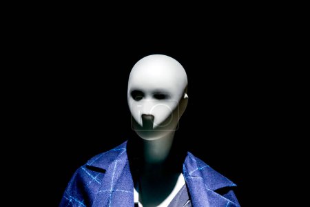 Téléchargez les photos : Mannequin visage avec éclairage lunatique sur fond sombre - en image libre de droit